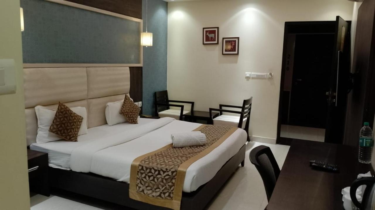 Hotel Solitaire Chinhat Exterior photo